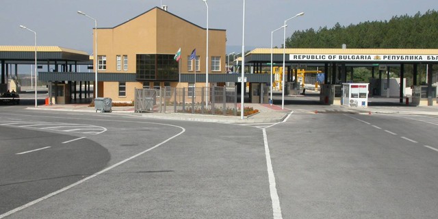 Под блокада! Недоволни тютюнопроизводители и земеделци спряха движението към Гърция