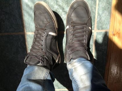 Стърчащи маратонки издадоха крадец на цигари