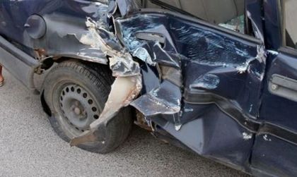Кола изхвърча в насрещното и се заби в камион, шофьорът издъхна