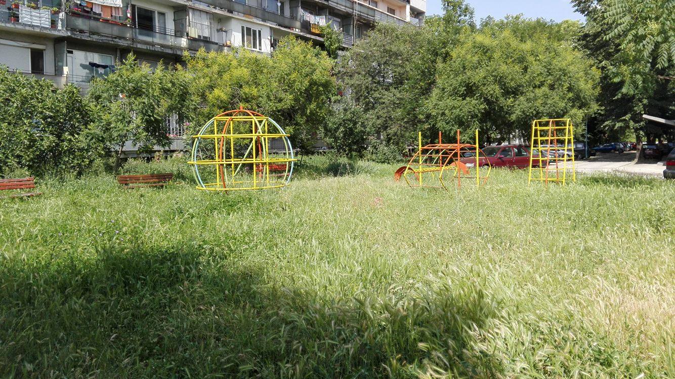 Сигнал до Plovdivglas.bg: Бурени и осили до колене на детска площадка в Гагарин