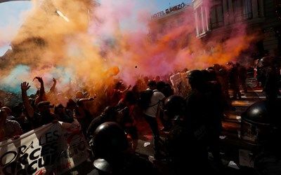 Сблъсъци в Барселона между сепаратисти и полицаи (Снимки)