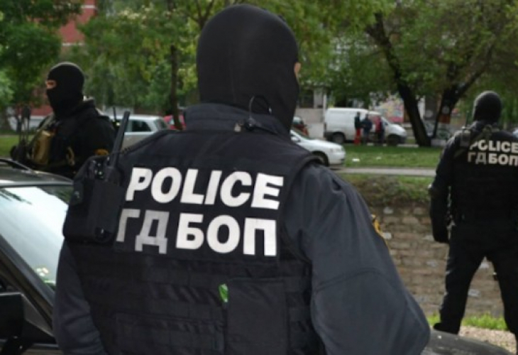 Маскирани спецполицаи окупираха блок в бургаския „Меден рудник” след сигнал за отвлечен мъж! Когато нахлуха на адреса...