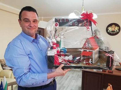 Кърджали: Деца от Черноочене дариха първомартенска композиция на областния управител Никола Чанев