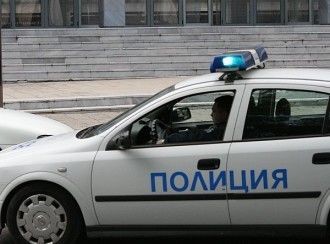 Бандит издърпа чантата на възрастна жена в Първомай