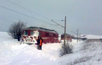 Влакове спрени от движение заради снега в 3 участъка