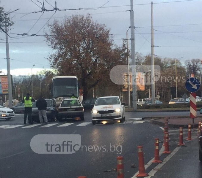 Две коли се удариха на булевард „6 септември“ в Пловдив СНИМКИ