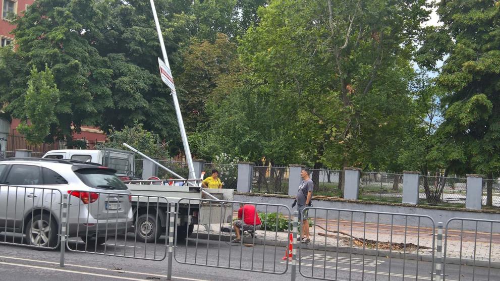 Автобус на градския транспорт се качи на тротоара на голям пловдивски булевард, отнесе уличен стълб