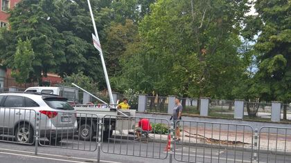 Автобус на градския транспорт се качи на тротоара на голям пловдивски булевард, отнесе уличен стълб