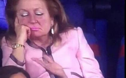 Дама в розово задряма в ложата на финала