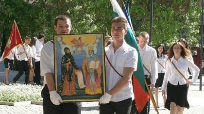 Ученици на шествие в памет на братята Кирил и Методий
