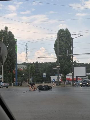 Тежка катастрофа! Моторист и кола се удариха в столичния
