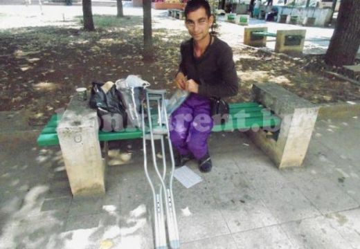 Разтърсващата история на един сирак - инвалид, който спи по гарите