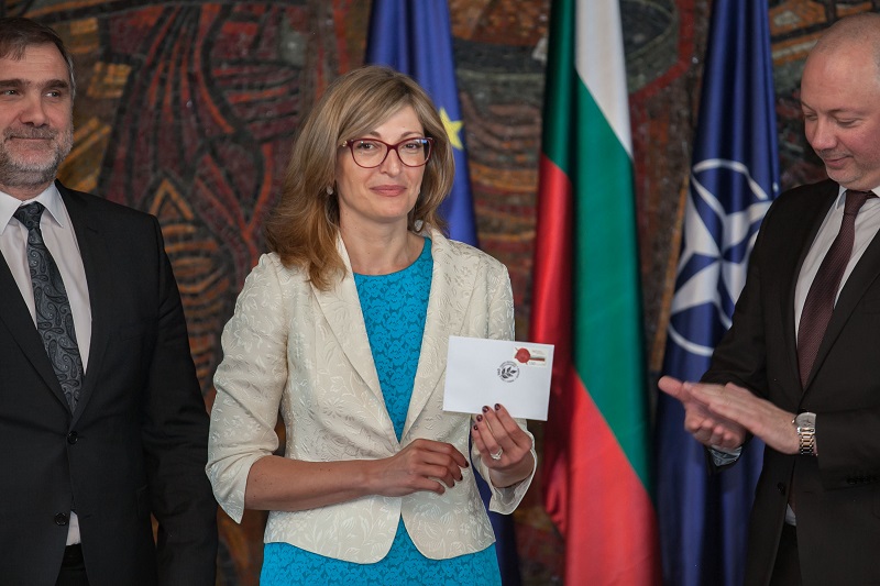 Вицепремиерът Екатерина Захариева валидира пощенска марка за 140 г. от създаването на МВнР