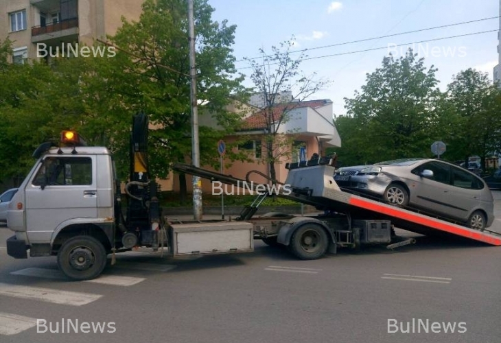 Три коли се нанизаха на голямо кръстовище във Враца (СНИМКИ)