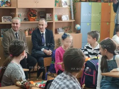 Министър Красимир Вълчев присъства на открит урок на второкласниците от 109 ОУ „Христо Смирненски“ в София