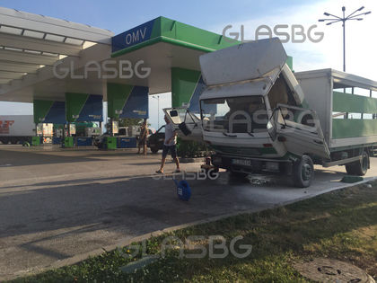 ЕКСКЛУЗИВНИ СНИМКИ: На косъм от огнен ад! Камион се запали на OMV-то до Чирпан!