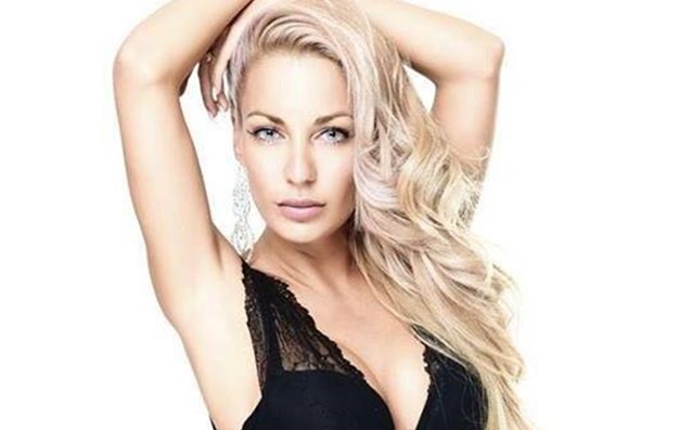 Playboy с футболен брой в чест на Евро 2016, Берое с подарък за топмодел