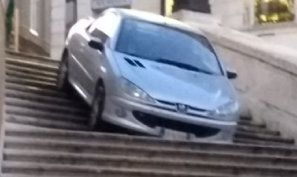 Пиян слезе с колата си по Испанските стълби в Рим