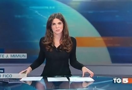 Италианска ТВ водеща взриви ефира по голи баджаци и бикини (ВИДЕО)