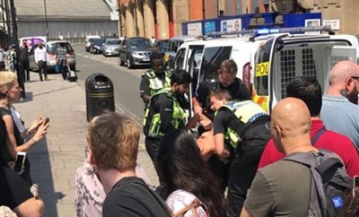 Отново инцидент в Лондон, мъж напада полицай с викове 