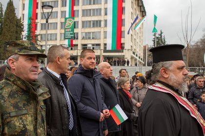 Стара Загора: Хиляди граждани участваха в паметно шествие за Националния празник на България