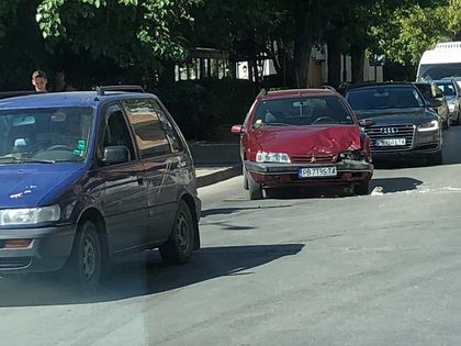 Ситроен и Тойота се удариха на кръстовище в Кючука СНИМКИ