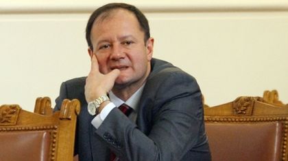 Миков иска разследване: Кой реши да награждава Вартоломей?