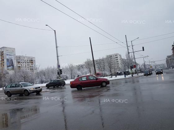 Благоевград: Сняг вали в града, пътните настилки са мокри и хлъзгави