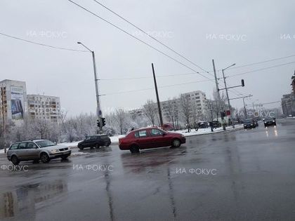 Благоевград: Сняг вали в града, пътните настилки са мокри и хлъзгави