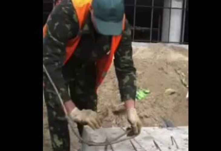 Голям смях! Гламав работник две минути се мъчи да свърши нещо елементарно (ВИДЕО)