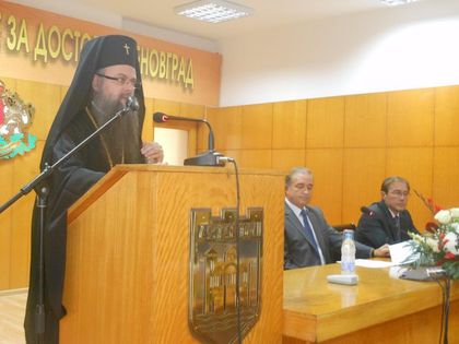 Владиката благослови втория мандат на д-р Емил Караиванов