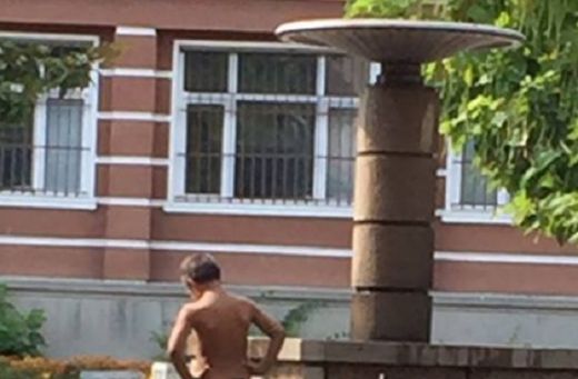 Чисто голо момче се разхлади центъра на Кърджали (СНИМКИ)