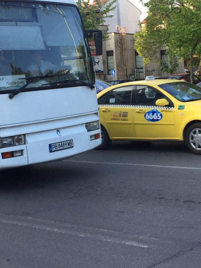 Шофьор в рейса от Хисаря размаха среден пръст на момиче
