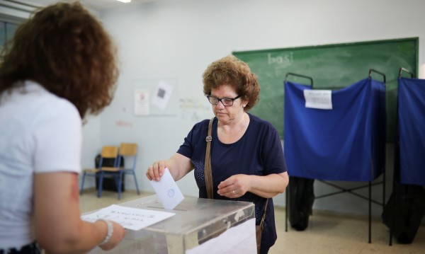 Гърците поеха към урните, гласуват предсрочно за парламент