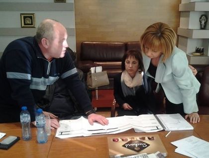 Два имейла - една цел: Залпът по Кунева удари Савина