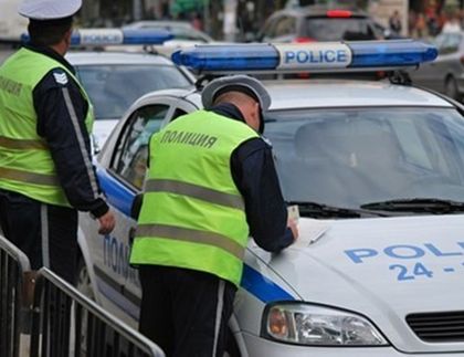 Двама пияни и без книжки викат КАТ след лека катастрофа