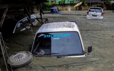 Загиналите при наводненията в Индонезия вече са 77 (Снимки)