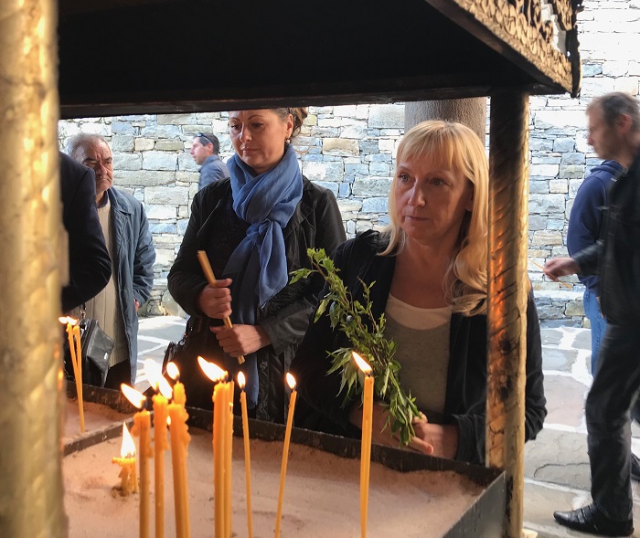 Водачът на листата на БСП за евроизборите Елена Йончева посети Троянския манастир на Цветница