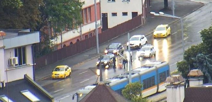 Гол мъж застана пред колите на столичен булевард (СНИМКА)
