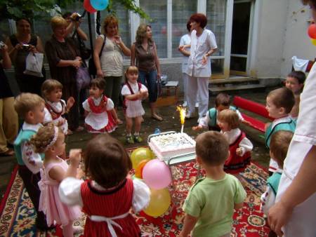 Увеличават заплатите на медицинските сестри в ясли и градини