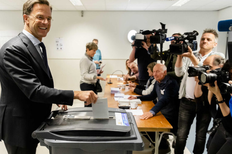 Премиер отиде да гласува на евроизборите на колело (СНИМКА)