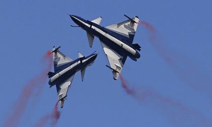 Китайски изтребители опасно близо до US самолет