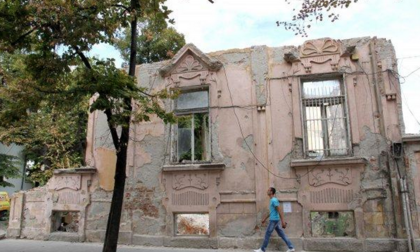 Рушаща се сграда в центъра на Пловдив застрашава минувачите