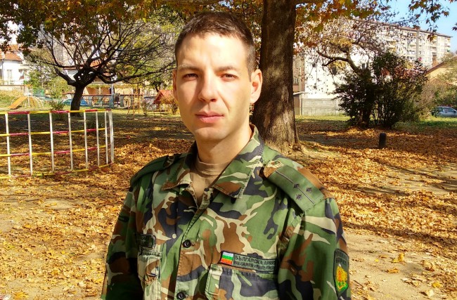 Един млад български офицер се нуждае от средства, за да живее, една българска здравна каса иска едни невъзможни документи