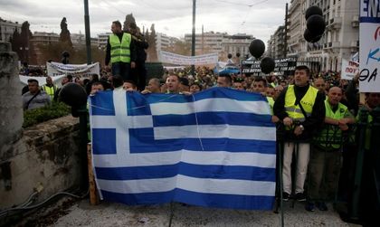 Атина с нови мерки за икономии, протестите не стихват