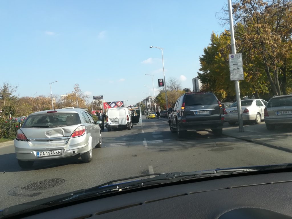 Три коли се нанизаха на бул. 