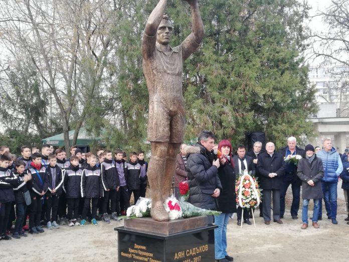 Сърцераздирателно ВИДЕО: Майката на Аян Садъков се хвърли в краката на статуята му и зарида името му!