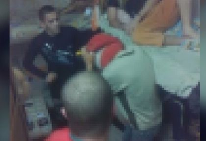 БРУТАЛНО! Пандизчия изнасилва съкилийник, налага го с желязно чекмедже