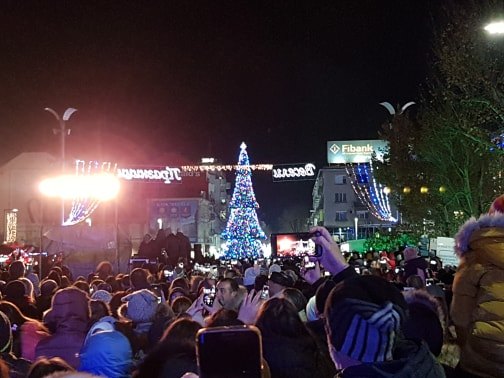 Хиляди приветстваха запалването на елхата в Бургас, мощна заря за празника на града