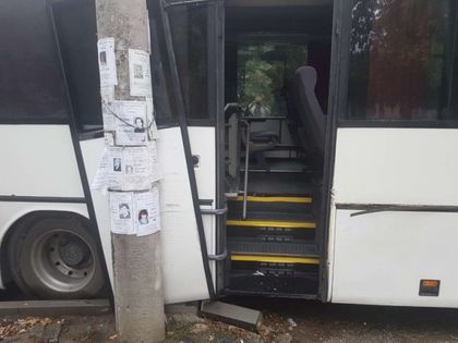 Пияни младежи свиха автобус в пловдивско село, за да се позабавляват. Блъскат се наред